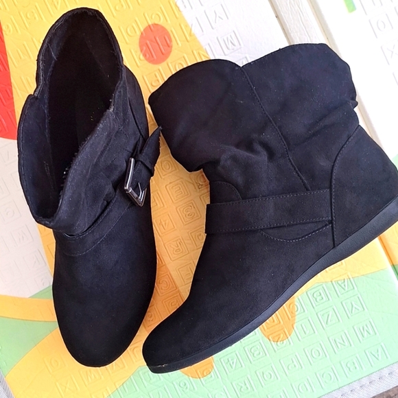 True Craft Women's Addison Ankle Boots Black Strap Buckle Pull On Size 8M - Picture 2 of 9